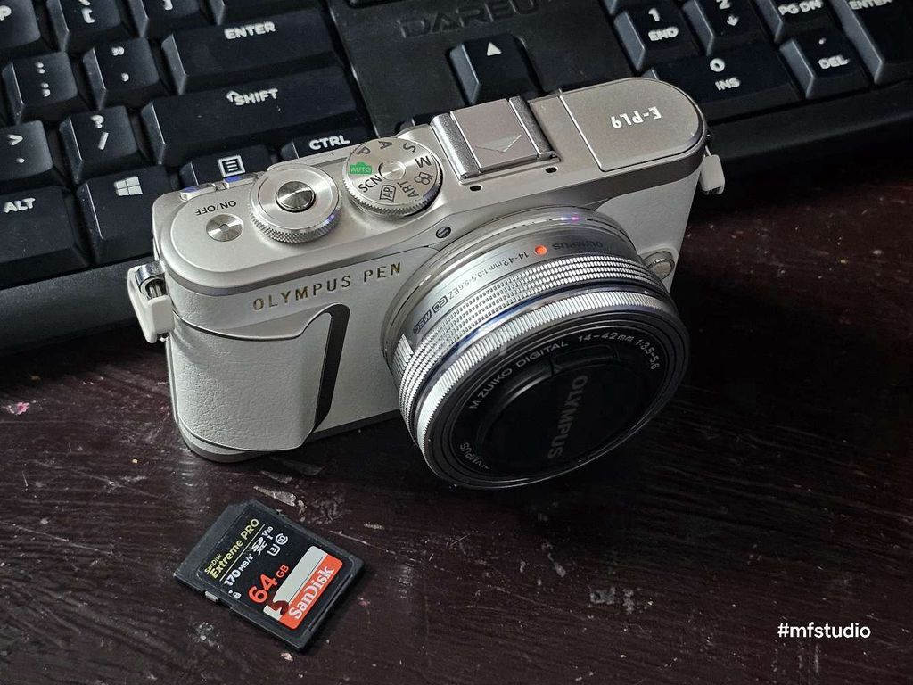 Olympus EPL9 kit trắng