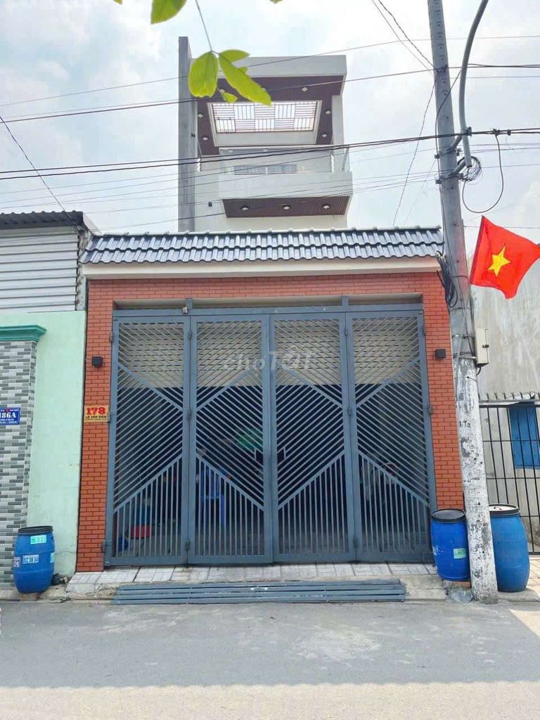 Nhà phố mặt tiền gần ngã 4 Chiêu Liêu, phường Tân Đông Hiệp, TP Dĩ An.