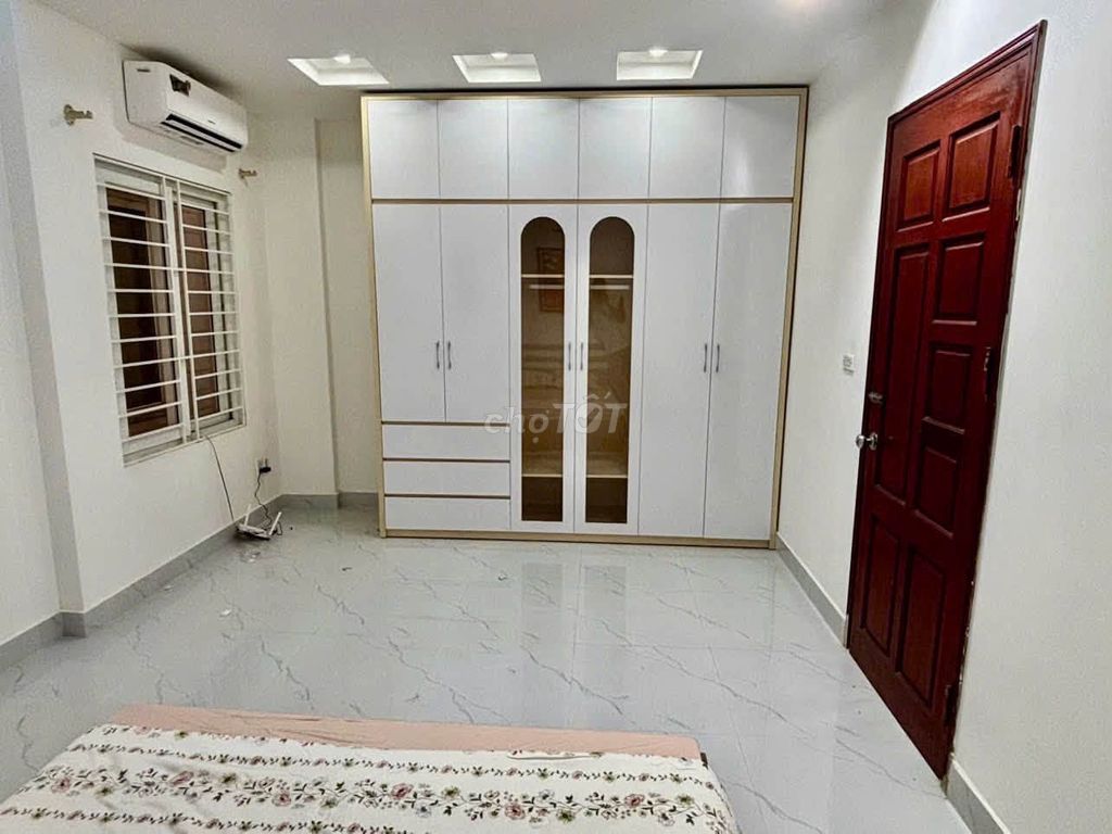 Дом в аренду в Хоанг Куок Вьет, Кау Гиай, 40 м2, 3 спальни