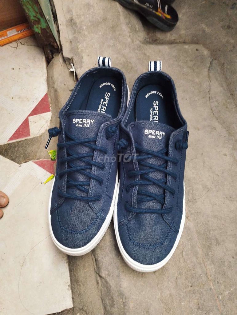 cần thanh lý giày xuất khẩu  size 41. 42