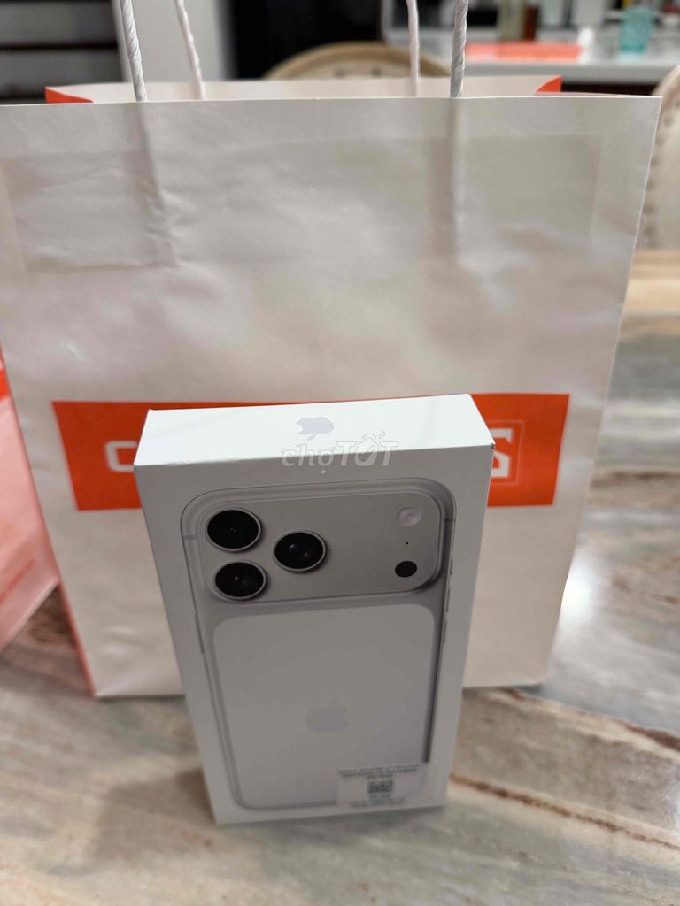 iPhone 17 Pro Max 256GB Bạc Nguyên Seal. Mua bán Điện thoại tại Quận Tây Hồ Hà Nội được đăng bởi Hiếu Vũ hình 1