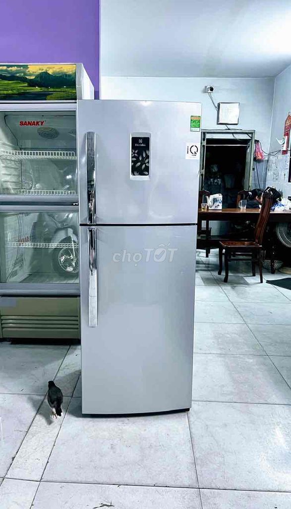 TỦ ELECTROLUX 230 Lít đời mới. Tiết kiệm điện.