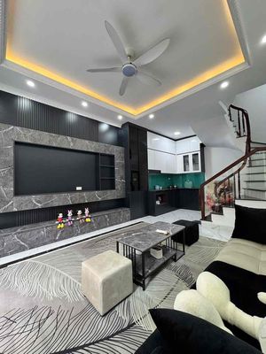 THANG MÁY - TRUNG TÂM HAI BÀ TRƯNG- NGÕ THÔNG - GẦN PHỐ- NHÀ ĐẸP -FULL