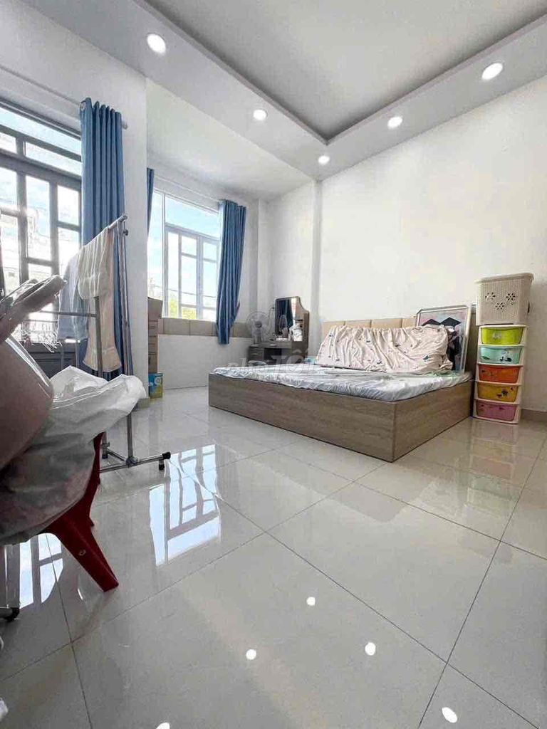 nhà đẹp ở ngay giáp tân phú