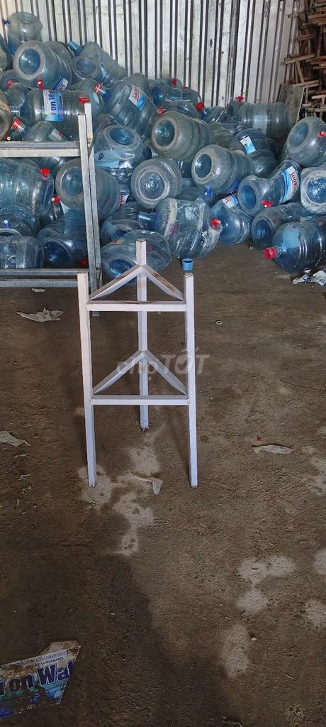 Kệ đựng bình nước kim loại 3 chân màu trắng. Mua bán Tủ, kệ gia đình tại Thành phố Thủ Đức Tp Hồ Chí Minh được đăng bởi Nguyễn Hải đương  hình 1