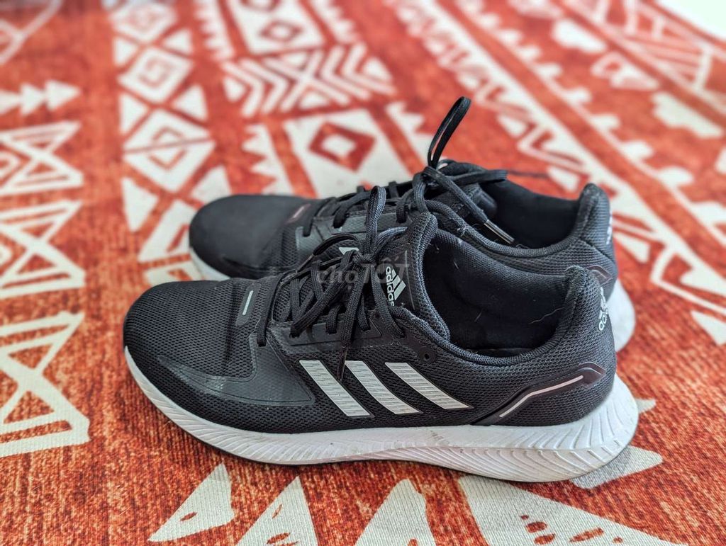 Giày chạy Adidas chính hãng. Used