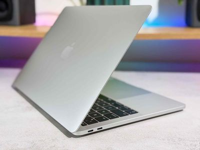 Apple MacBook Pro 2017 Bạc