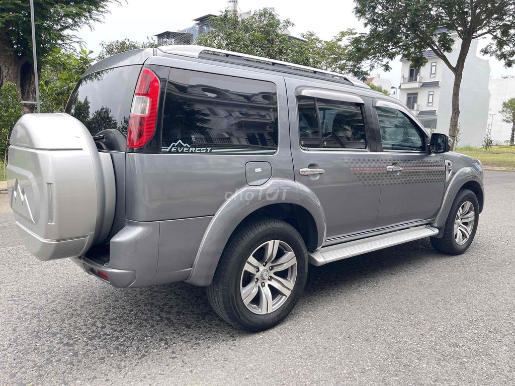 Ford Everest 2011 Серый Автомат. 7-местная масляная машина.