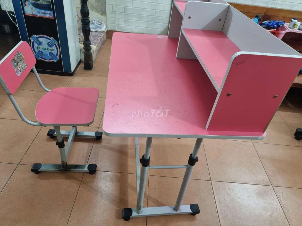 Bàn học bé gái Gỗ, Kim loại màu Hồng. Mua bán Bàn ghế tại Quận Ba Đình Hà Nội được đăng bởi Minh Châu hình 1