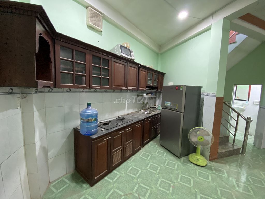 Cho thuê nhà trệt lầu gần Chợ Chiều Ng Thị Định có máy lạnh, tủ lạnh