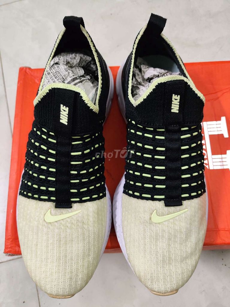 Giày thể thao Nike chính hãng.