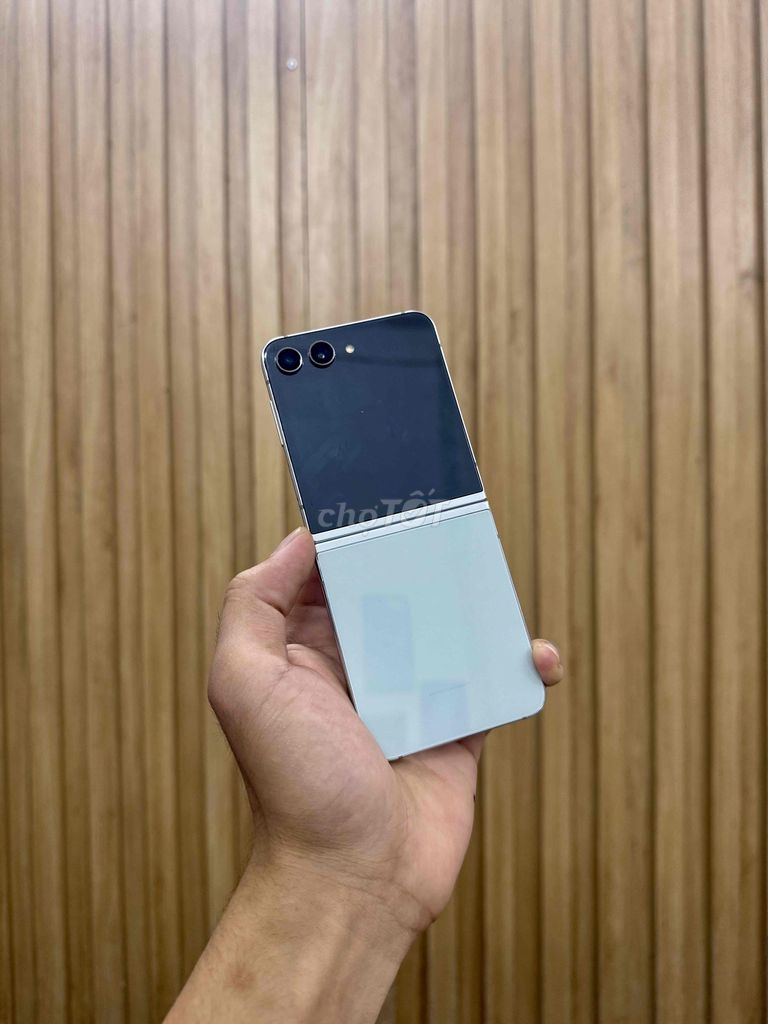 Samsung Z Flip 5 8GB/512GB Bạc. Mua bán Điện thoại tại Quận Đống Đa Hà Nội được đăng bởi Hanoi moibile đức hình 1