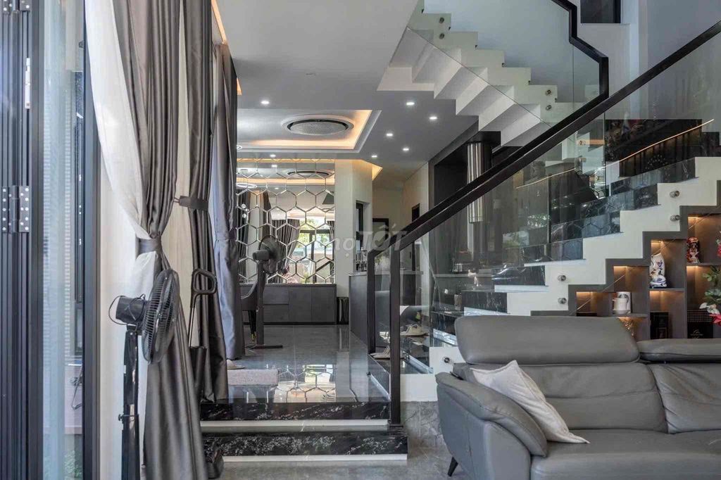 Современная угловая вилла с видом на реку в Đảo VIP Hòa Xuân — фото 11