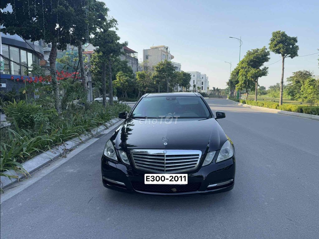 Mercedes Benz E Class 2011 E300 - 130000 km. Mua bán Ô tô tại Quận Long Biên Hà Nội được đăng bởi Hoàng Đạt hình 1