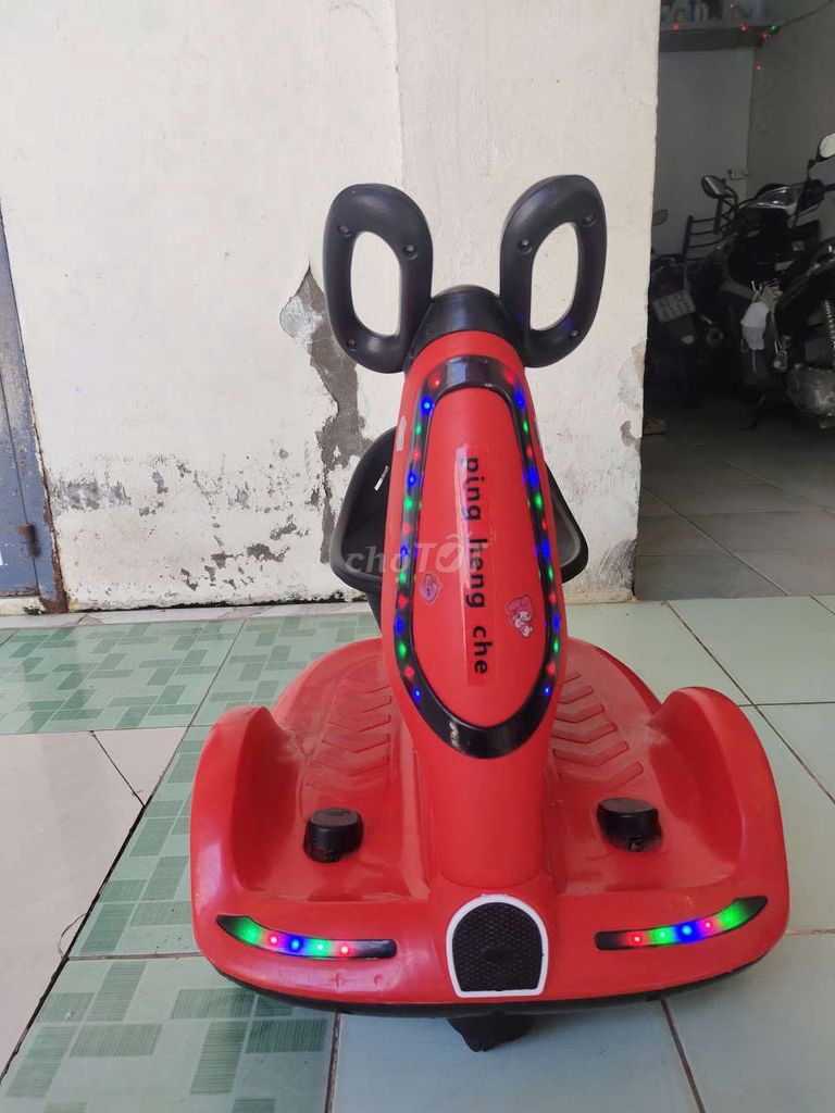 Xe điện trẻ em màu Đỏ có điều khiển. Mua bán Mẹ và bé tại Thành phố Sóc Trăng Sóc Trăng được đăng bởi Thành hình 1