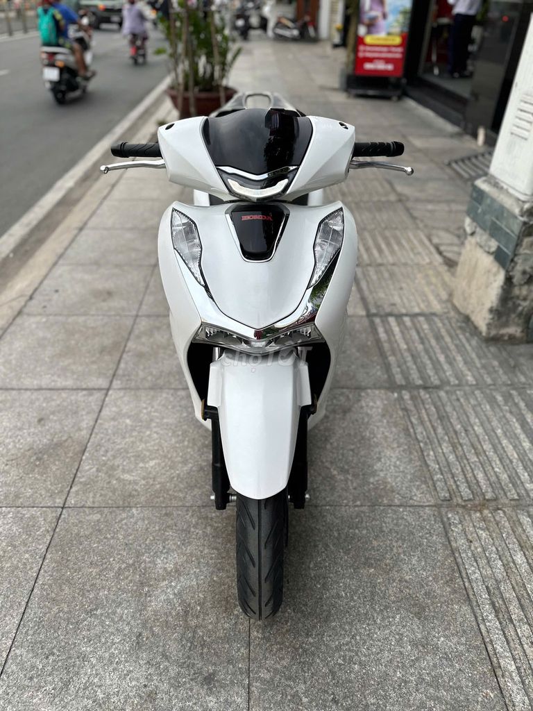 Honda SH 150i ABS 2020 Sporty Trắng. Mua bán Xe máy tại Quận Bình Thạnh Tp Hồ Chí Minh được đăng bởi VÕ MINH HẬU hình 2