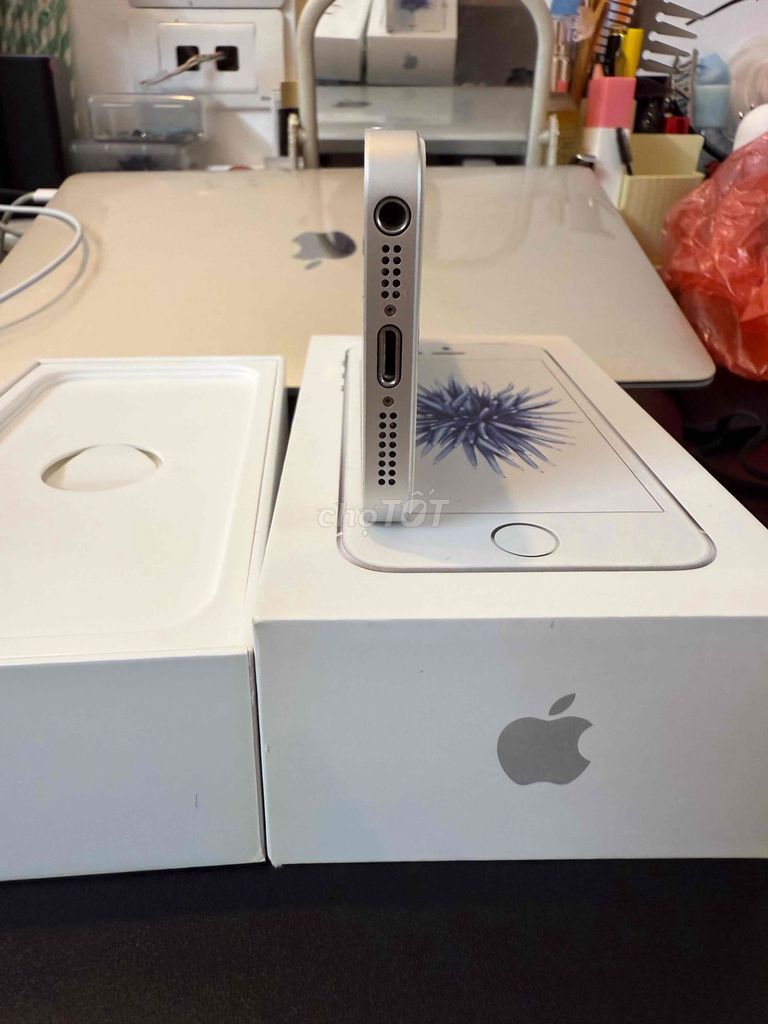 Apple iPhone SE 64GB. Mua bán Điện thoại tại Quận Hoàng Mai Hà Nội được đăng bởi Đinh Thế Dũng hình 1