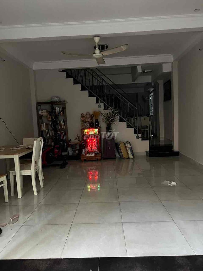 bán nhà tặng sân , nhà hem xe hoi đẹp, dt 56m2 ,2 lau , chinh chu