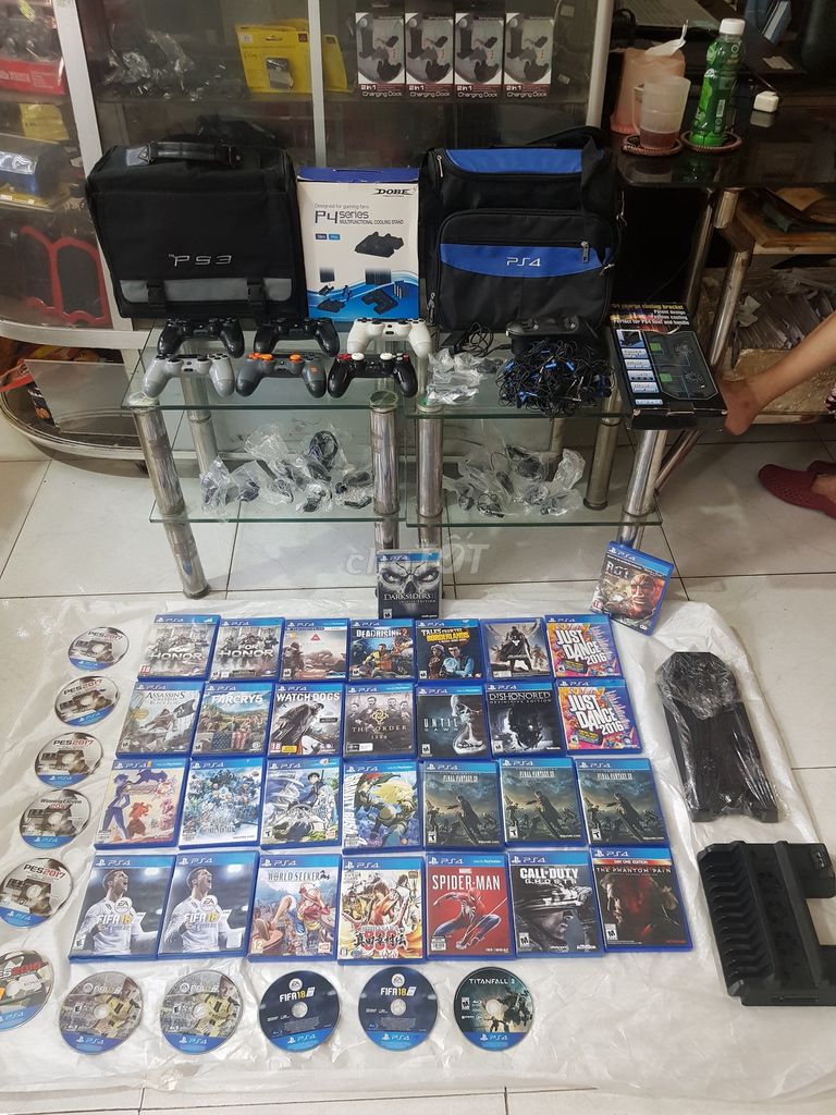 Tay nghe của Ps4 và đỉa Ps4 và tay cầm Ps4