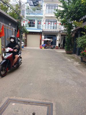 NHÀ HẺM XE HƠI RỘNG