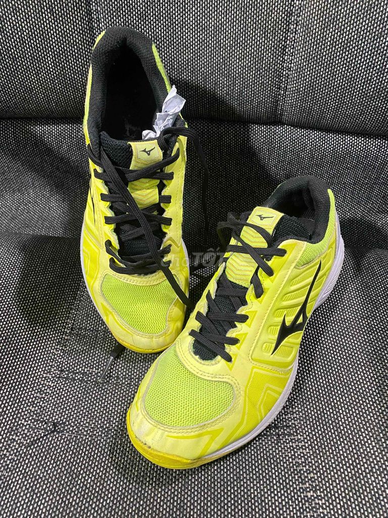 Giày thể thao Mizuno Vàng neon 41. Mua bán Giày dép tại Huyện Trảng Bom Đồng Nai được đăng bởi Sâu 2hand hình 1