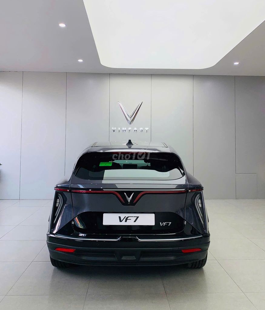 VinFast VF7 Plus 2025, серый, 22 000 км - ОЧЕНЬ НОВЫЙ HCMC