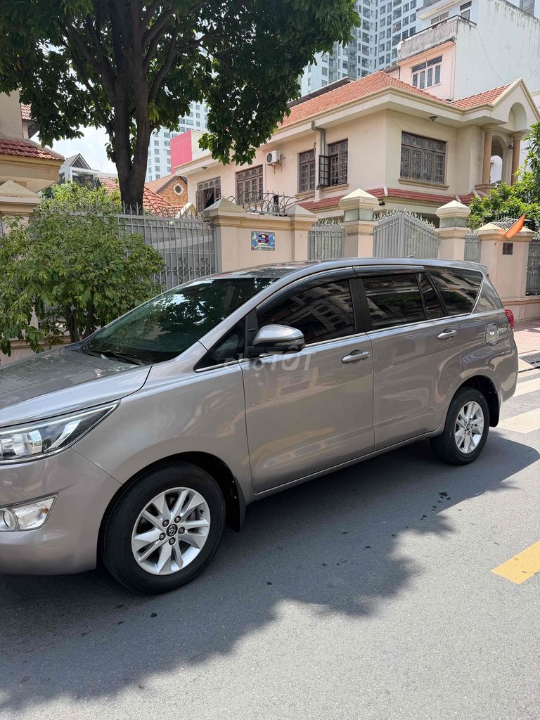 Toyota Innova 2018 МКПП золотистый 128126 км