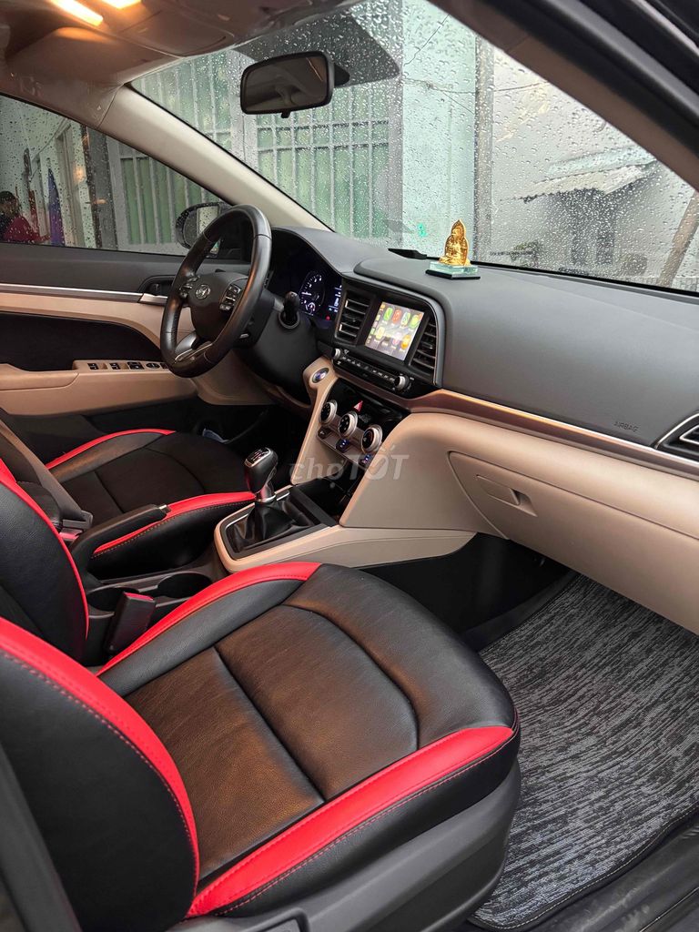 Hyundai Elantra механический бензин черный