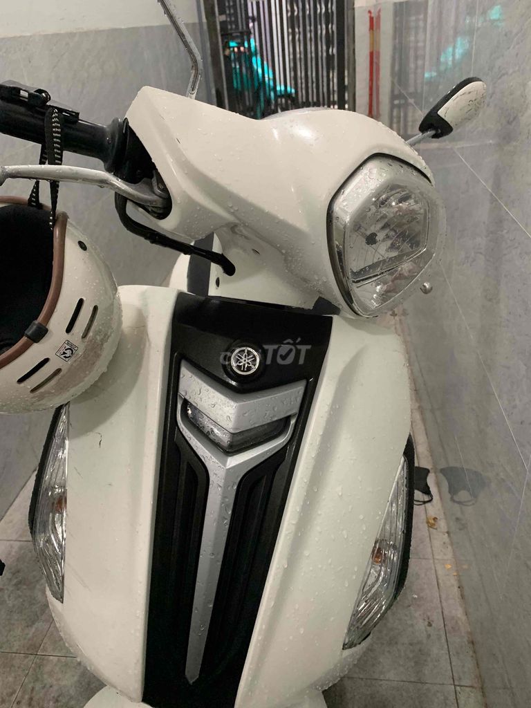 Скутер Yamaha Grande белого цвета