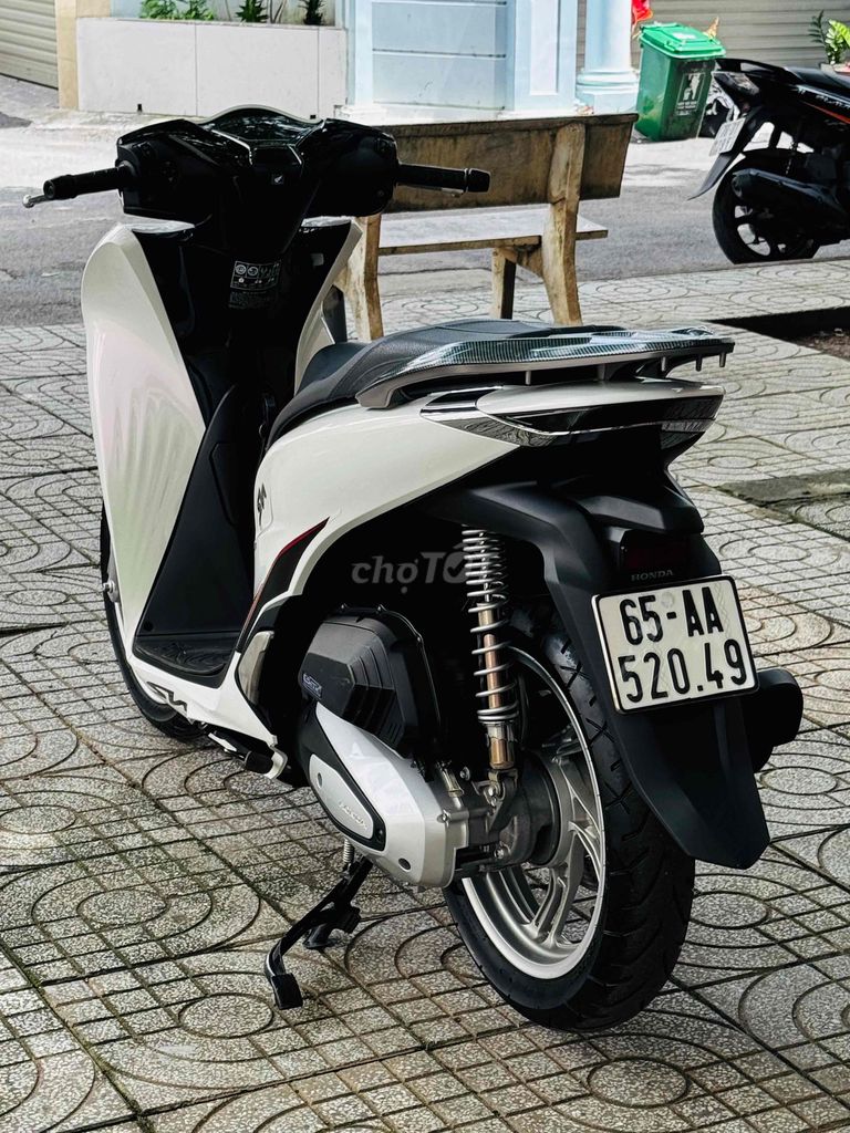 Honda SH 125i конец 2025 Белый черный б/у 1 хозяин