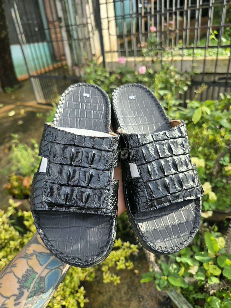 Dép lê Da cá sấu Đen Unisex. Mua bán Giày dép tại Huyện Ia Grai Gia Lai được đăng bởi CÁ SẤU NAM DƯƠNG hình 1