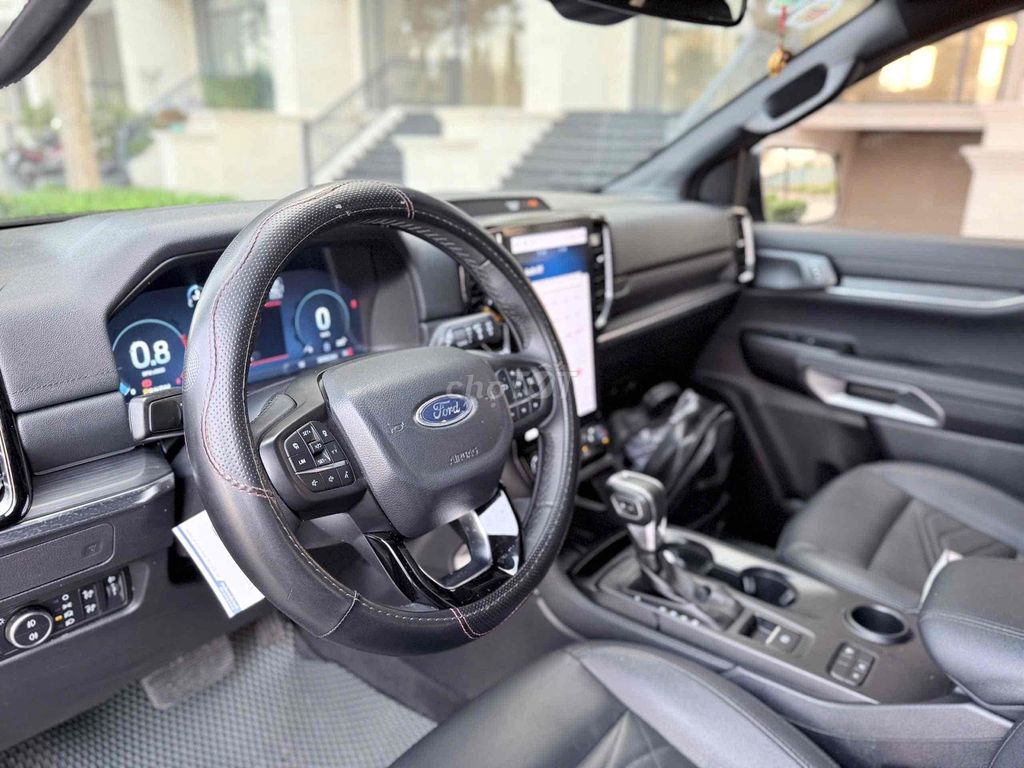 Ford Everest Titanium Xám 7 chỗ 30575 km. Mua bán Ô tô tại Thành phố Dĩ An Bình Dương được đăng bởi Trung tâm xe qua sử dụng Di An Ford hình 6