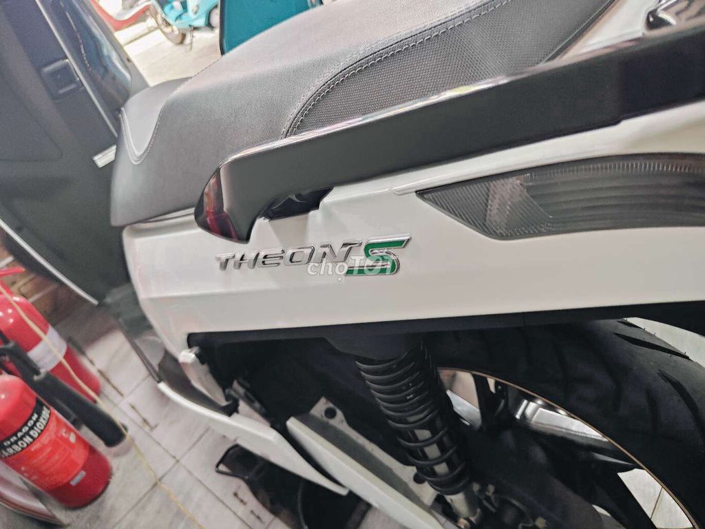 Белый электрический скутер VinFast Theon S 2025 130 км