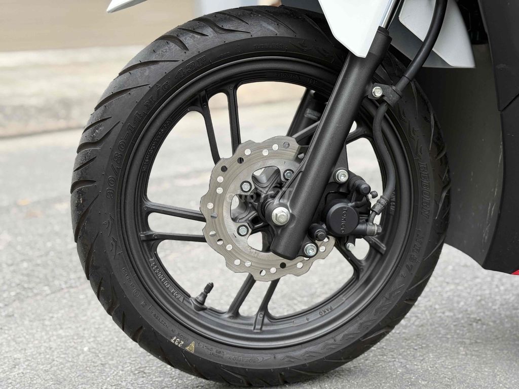Honda Vario 150i 2022 Trắng Đỏ Đen 113 km. Mua bán Xe máy tại Quận Bình Tân Tp Hồ Chí Minh được đăng bởi Thành Mazda  hình 4