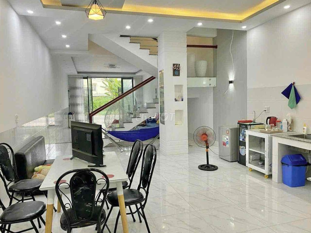 cho thuê nhà đẹp có nội thất khu dân cư 586