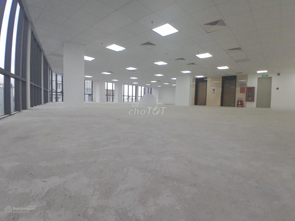 Văn phòng cho thuê khu sân bay Bạch Đằng, sàn lót thảm toà nhà 15 tầng