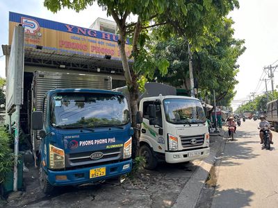 Nhân viên kho nhôm