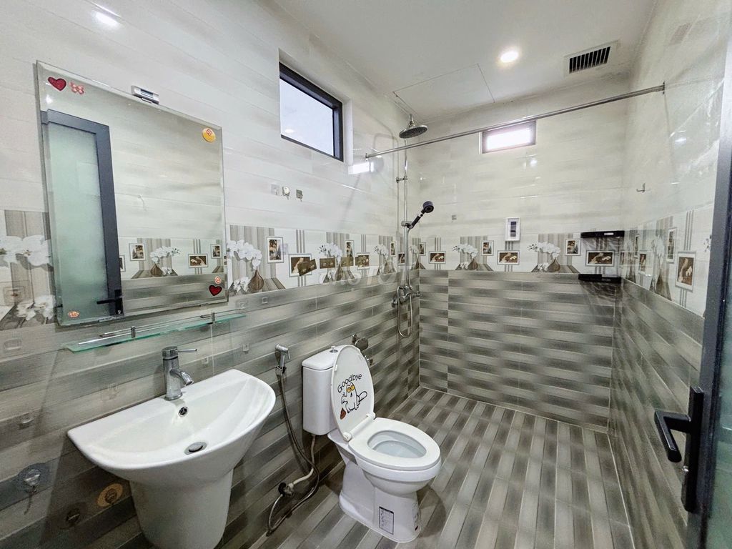 Spacious 1-bedroom apartment a walk from the beach in An Thượng — photo 11