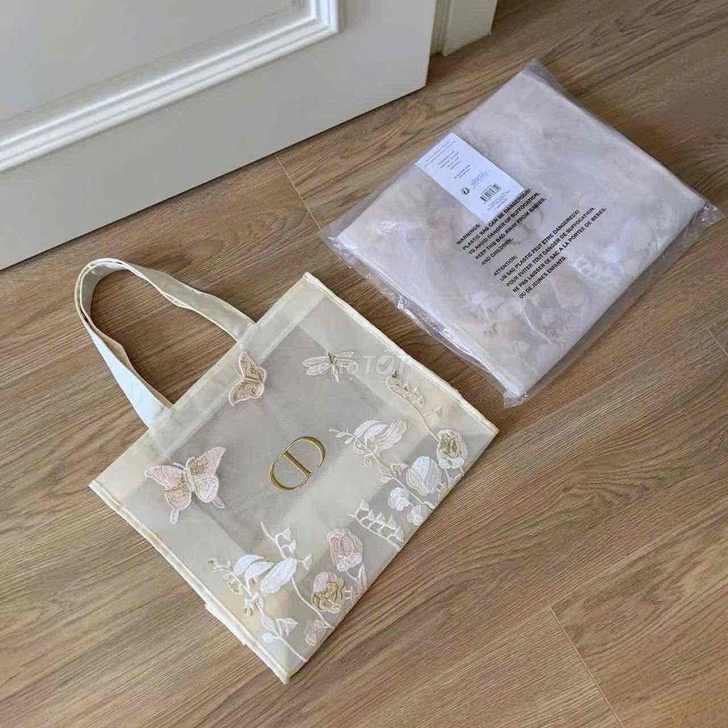 túi gift Dior beauty tote 41*38* 15. Mua bán Túi xách tại Thành phố Thủ Dầu Một Bình Dương được đăng bởi Nguyễn Hoàng Phương Uyên hình 1