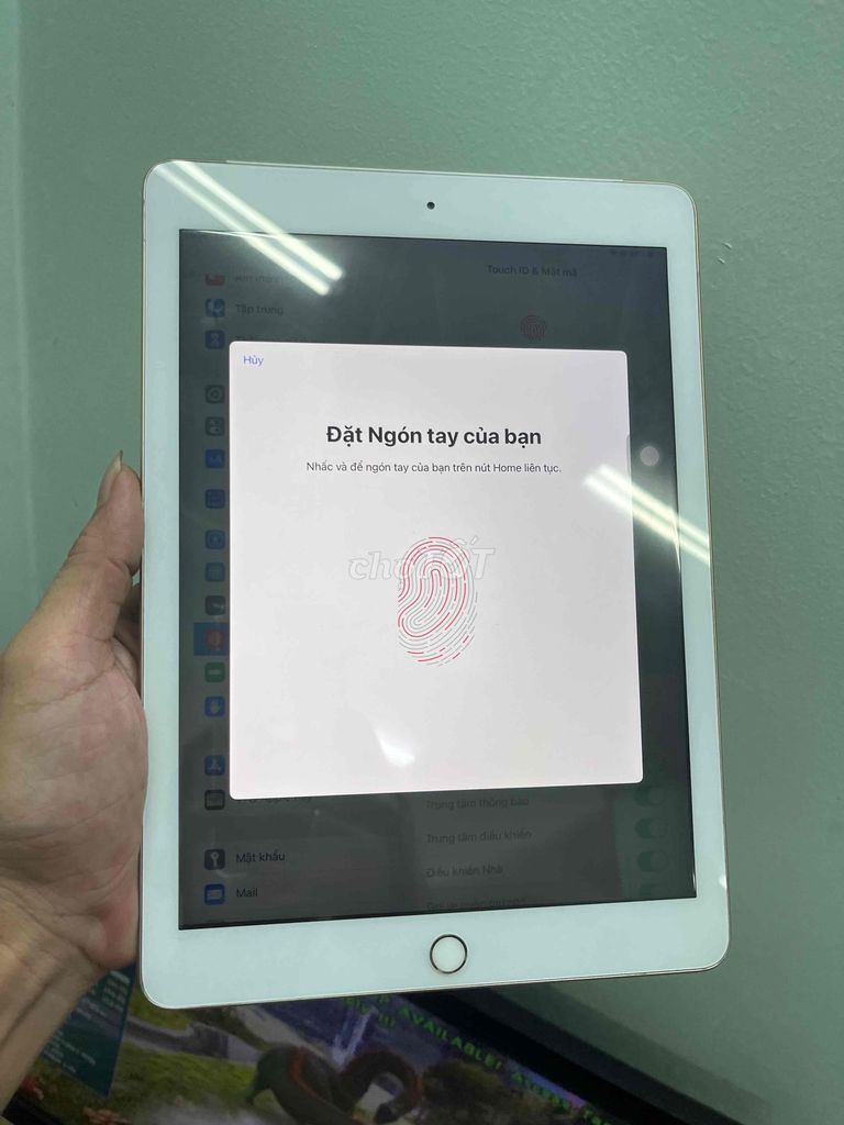 Apple iPad Gen 5 Wifi 32GB Vàng. Mua bán Máy tính bảng tại Quận Tân Phú Tp Hồ Chí Minh được đăng bởi Phùng Thiện Mobile hình 1