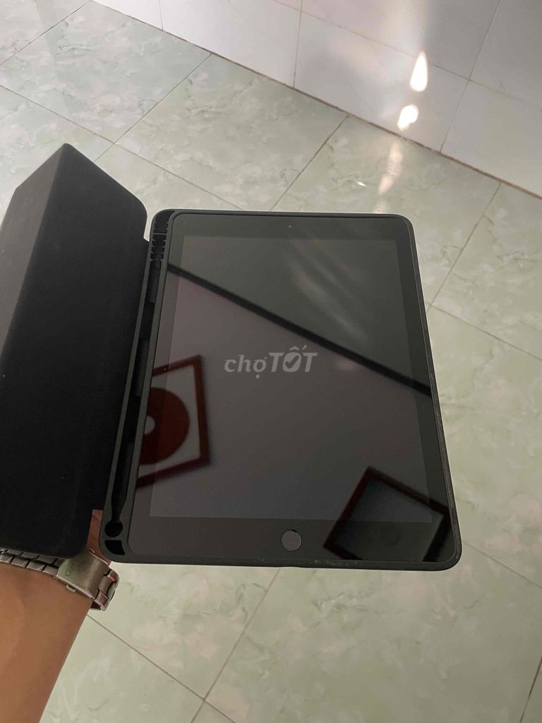 Apple iPad Gen 6 Đen. Mua bán Máy tính bảng tại Thành phố Biên Hòa Đồng Nai được đăng bởi Bác Tư hình 1