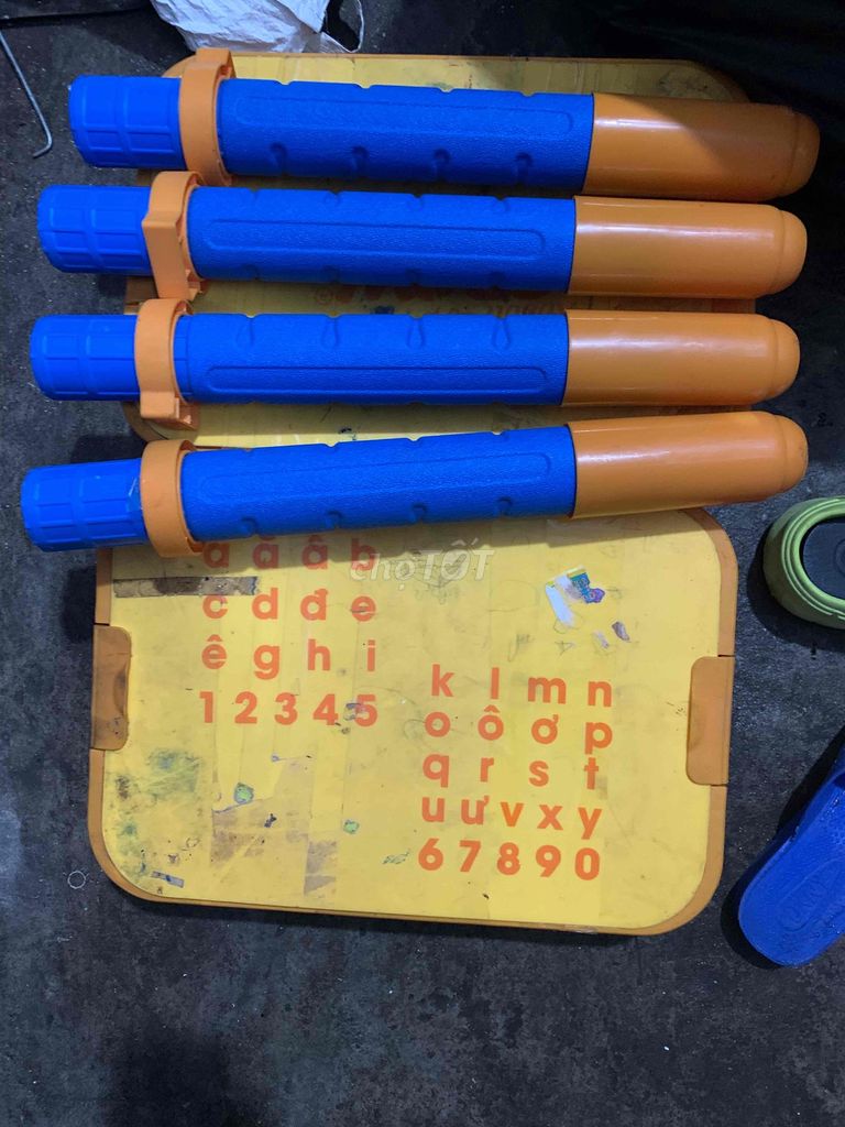 mình có bàn cũ. bé nào cần mình tặng