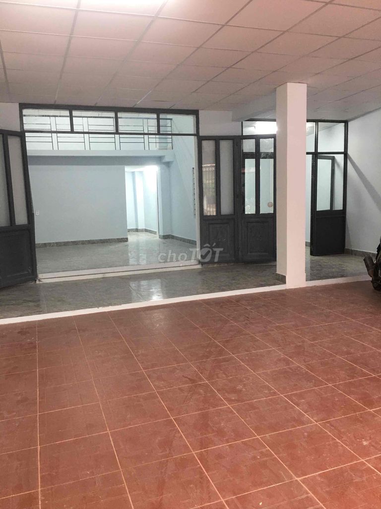 Nhà Nguyễn Văn Nguyễn, gần biển Sơn Thuỷ, 200m2 đất, sân vường rộng