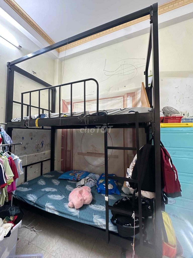 Giường tầng Sắt Đen Có 2 bàn học Cũ. Mua bán Giường, chăn ga gối nệm tại Quận 10 Tp Hồ Chí Minh được đăng bởi thuong hình 1