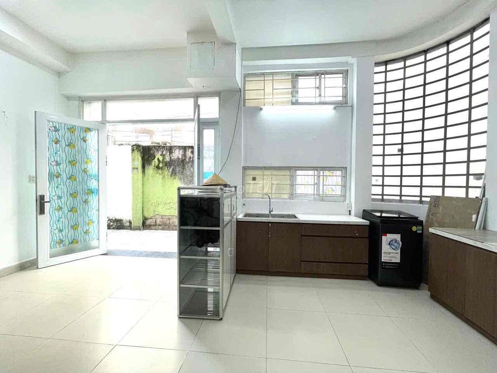Rent · 3 bd · 36 м² · Quận 10, ул. Cách Mạng Tháng 8