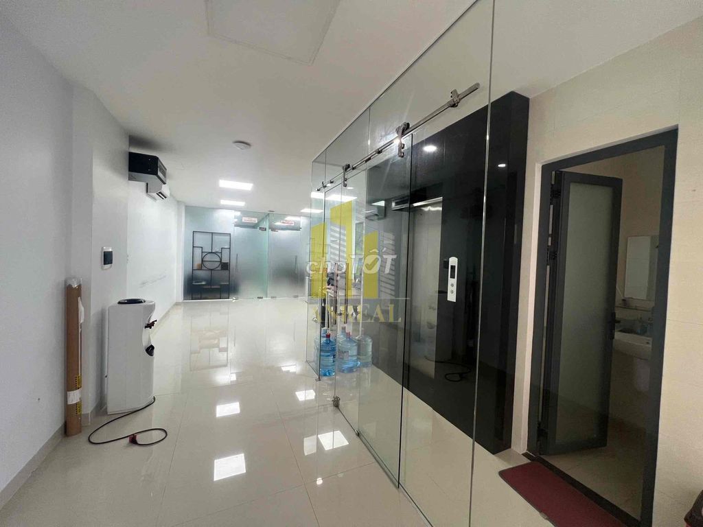 Cho Thuê Văn Phòng 250m2 Có Sẵn Nội Thất Văn Phòng, Thang Máy