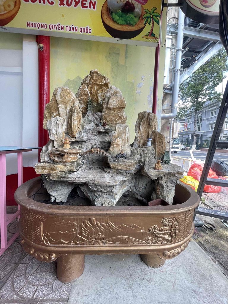 Hòn non bộ Đá có máy tạo khói đèn cũ. Mua bán Cây cảnh, đồ trang trí tại Thành phố Tây Ninh Tây Ninh được đăng bởi Nguyễn văn phú hình 1