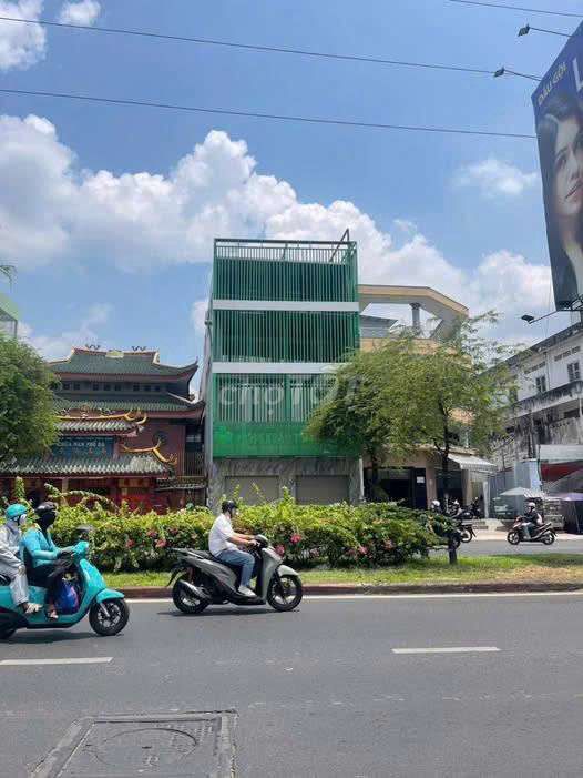 CHO THUÊ TÒA NHÀ 8.3x 21 MẶT TIỀN ĐƯỜNG HỒNG BÀNG, Q6 130tr/ Tháng.