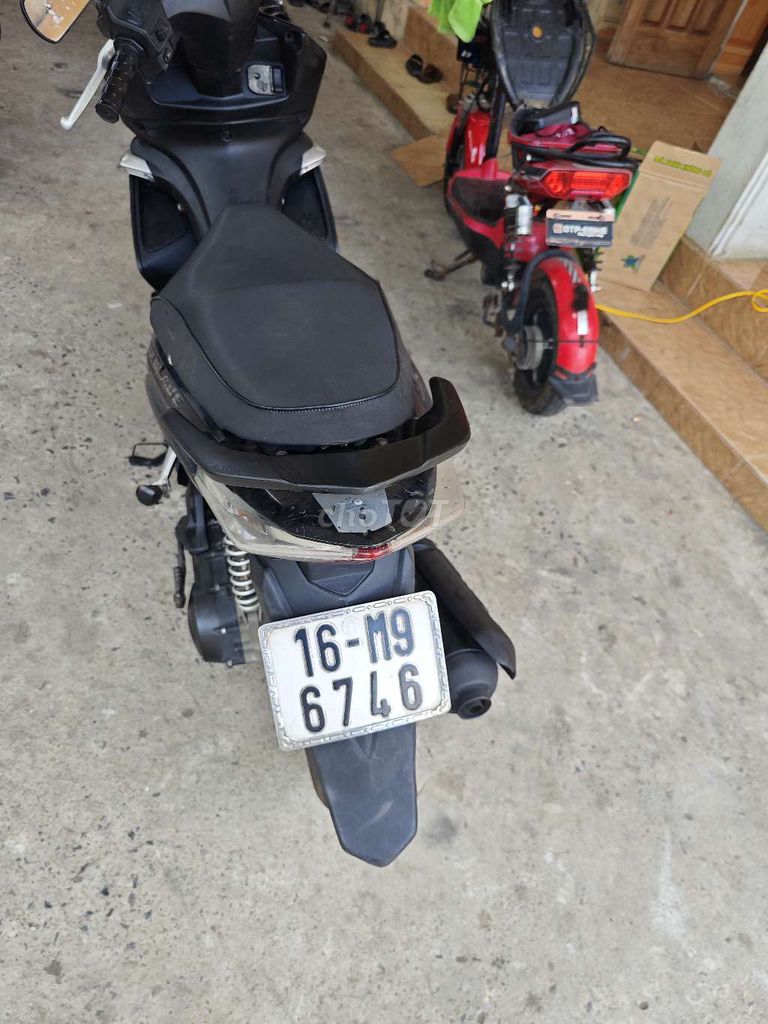 Первая черная Honda Airblade работает тихо.