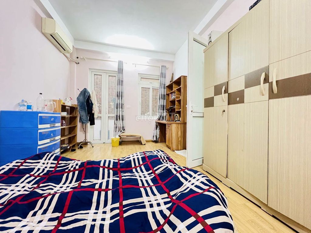 Дом в Чыонг Динь, 50 м² x 3 этажа, рядом с машинами, расширяющийся кзади